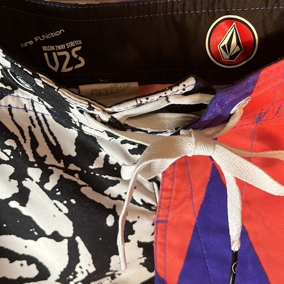 Volcom Shorts 90s Look - Picture 6 of 6